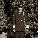 Kong Haakon med veske med gassmaske i Little Park, London. Foto: Nikolai Ramm Østgaard, De kongelige samlinger.